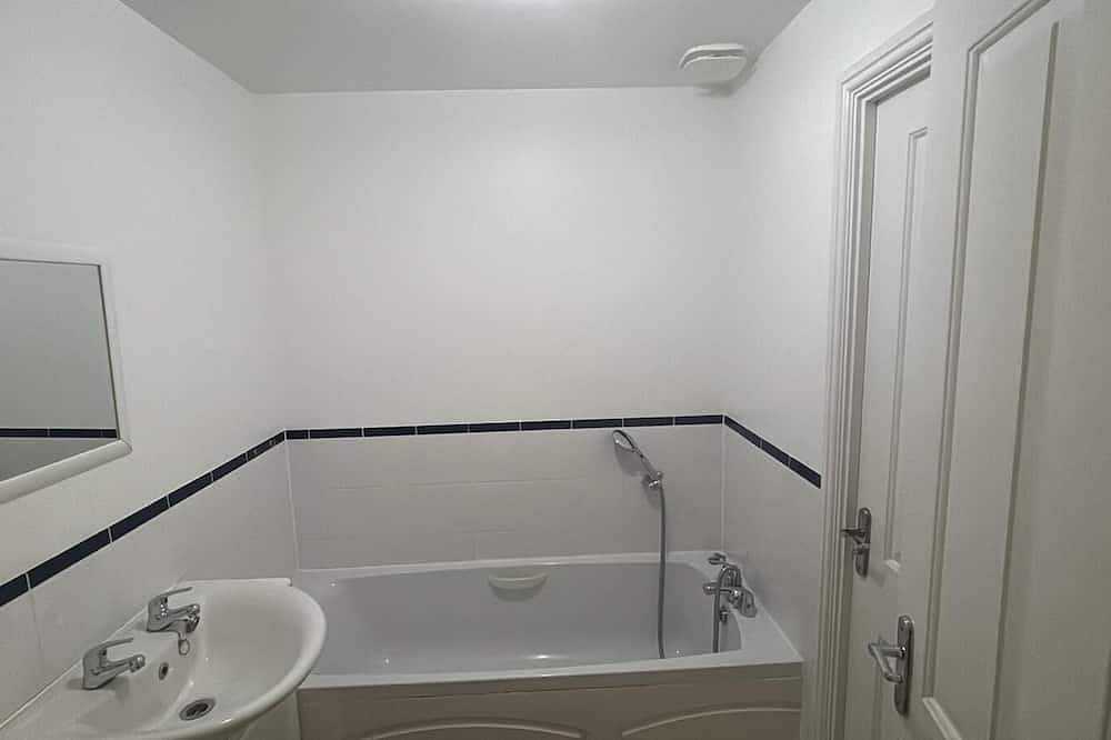 Entire apartment, Quiet Ground-Floor Apartment | Heathrow, Windsor & London at Your Doorstep in Slough, Berkshire