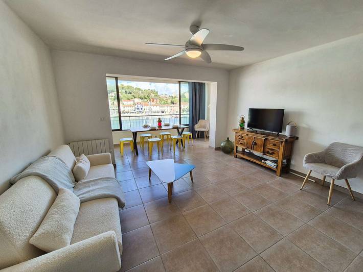 Entire holiday apartment, 2-Bedroom Apartment with Sea View – Everything Within Walking Distance in Saint-Mandrier-sur-Mer, Mediterranean Coast (France)