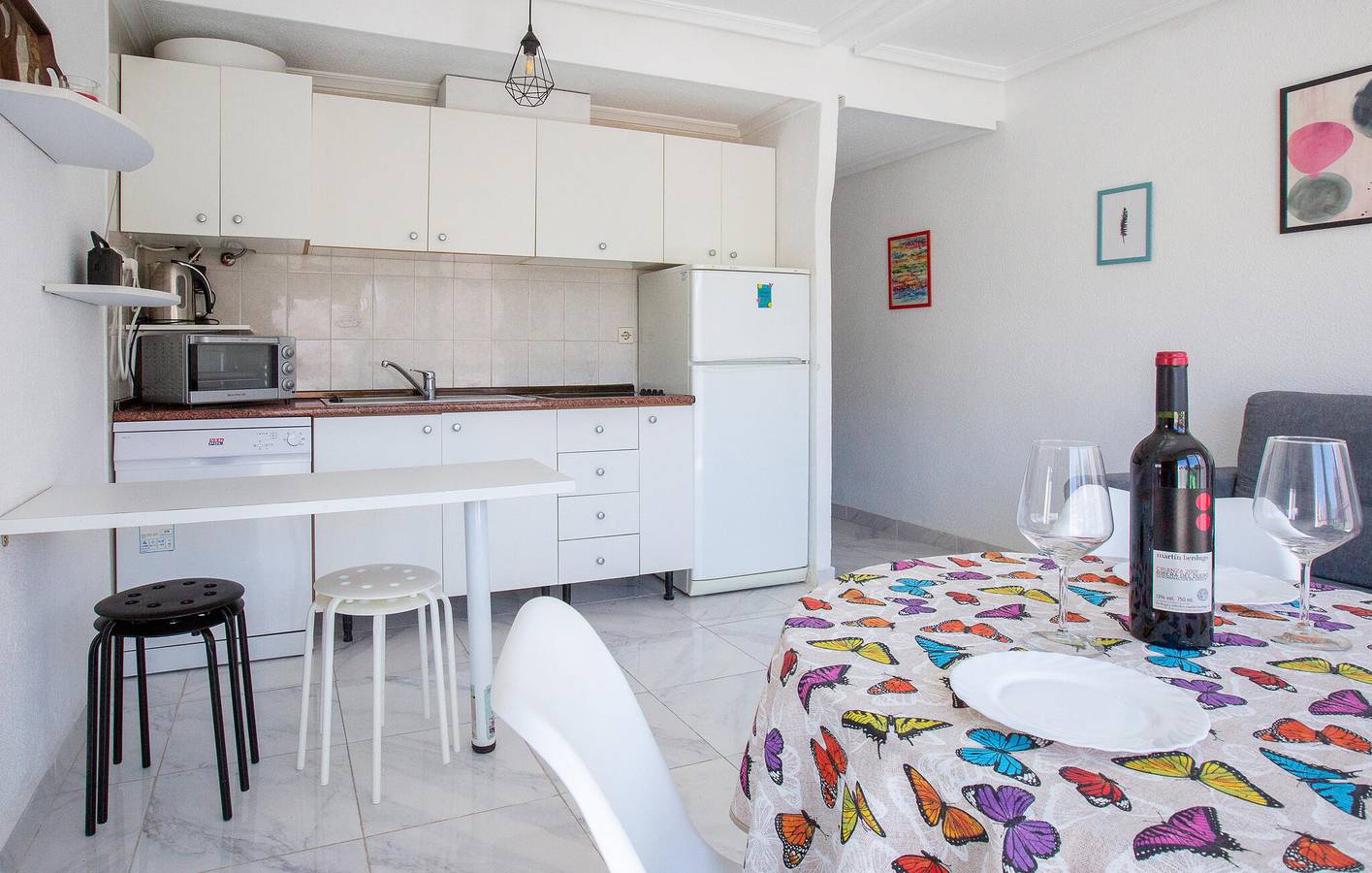 Entire holiday apartment, Modern Beach Apartment with Elevator & WiFi in Torrevieja Centre, Torrevieja