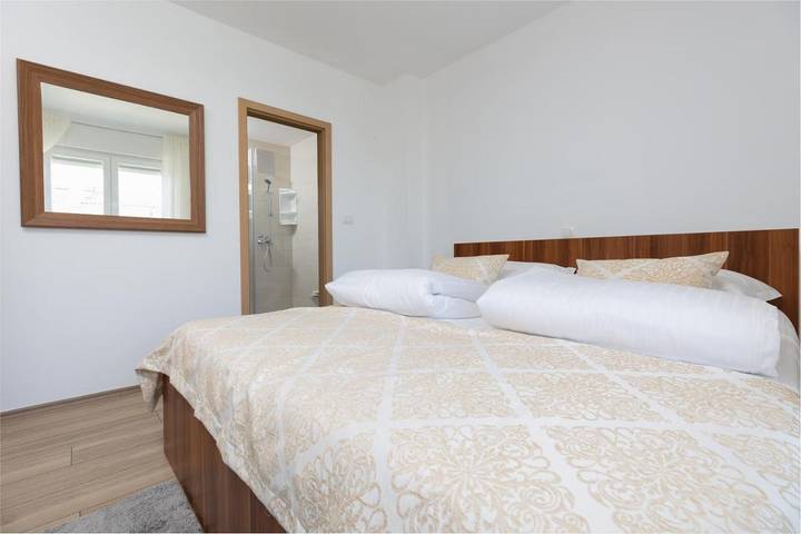 Villa pour 10 personnes, avec vue ainsi que piscine et jardin à Slatine - 2