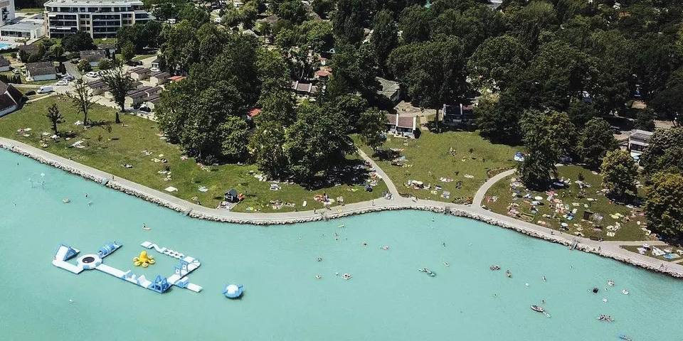 Bungalow für 4 Personen, mit Terrasse und Pool am Balaton
