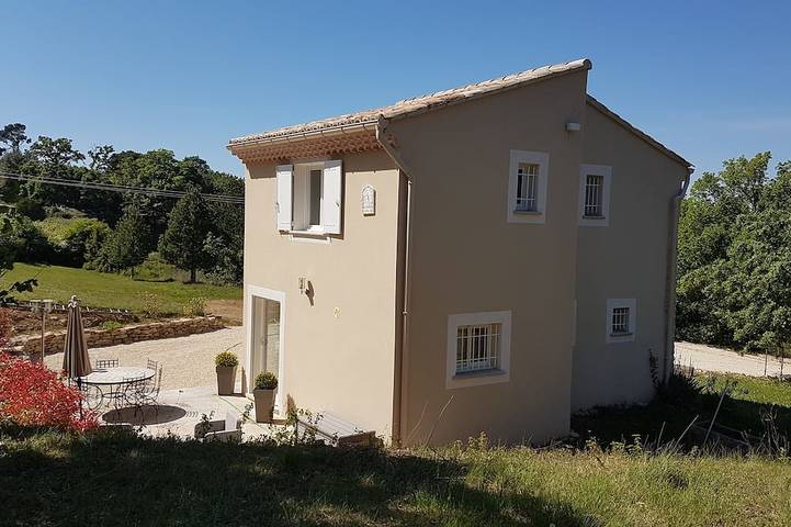 Villa pour 4 personnes, avec jacuzzi ainsi que jardin et terrasse