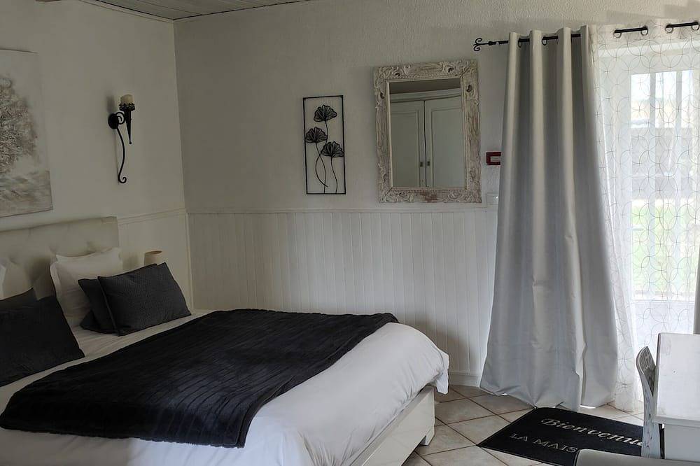 Entire apartment, Studio-Cottage-Ensuite with Shower-Courtyard view in Crest, Die region