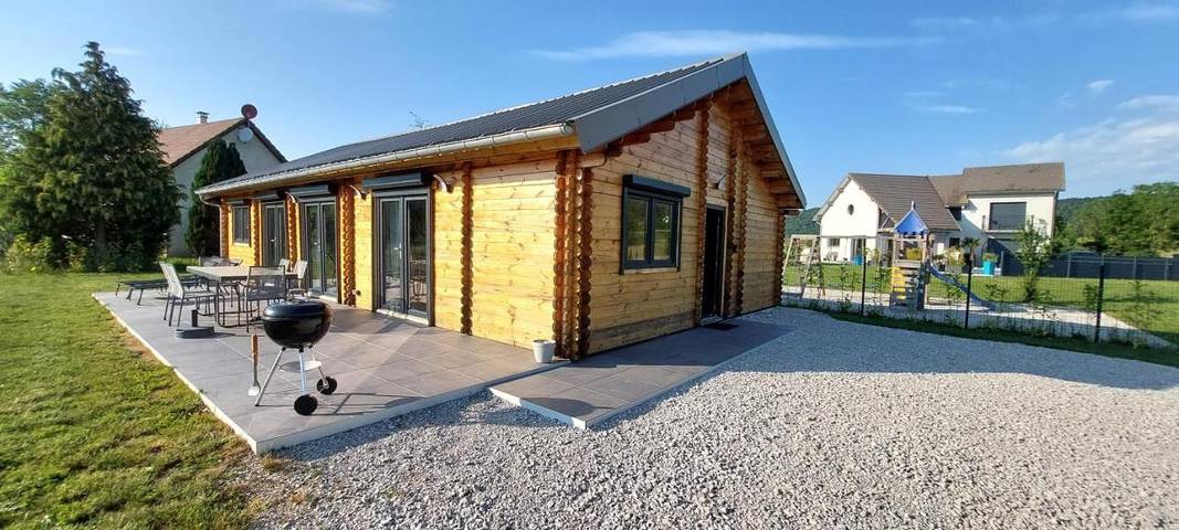Gîte pour 8 personnes, avec Terrasse ainsi que Jardin et Vue à Montigny-sur-l'Ain