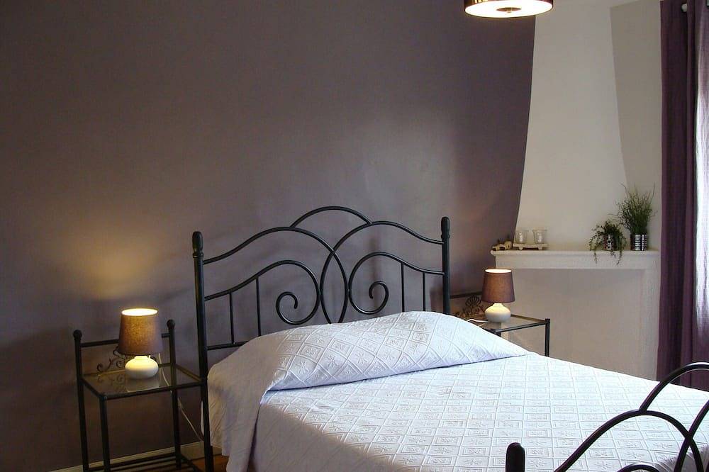 In Provence, lovely renovated farmhouse with swimming pool, wooded and flowered grounds in Bollène, Vaucluse