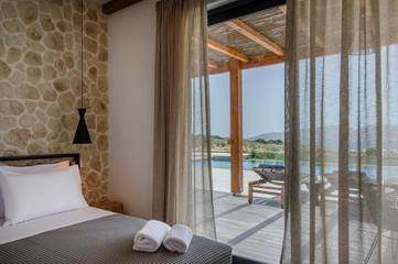 Chambre d’hôte pour 2 personnes, avec terrasse et piscine ainsi que jardin et vue dans Milos