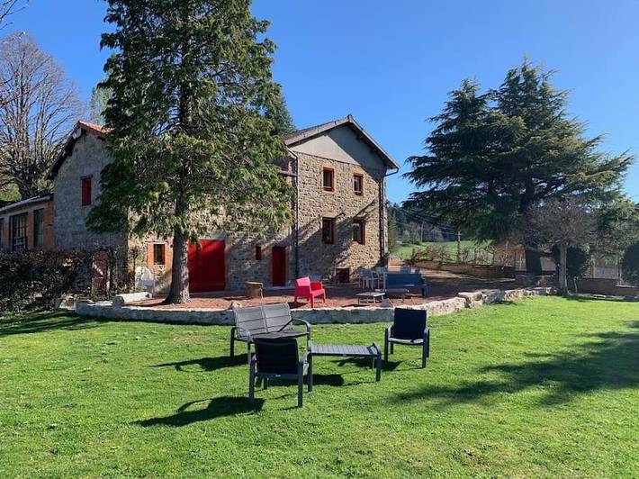Gîte pour 14 personnes, avec vue et jardin, adapté aux familles à Le Cergne