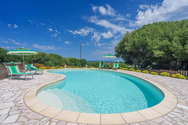 Appartamento intero, Appartamento 'Stella Marina Piscina E Vista Mare' con vista mare, Wi-Fi e aria condizionata in Aglientu, Gallura
