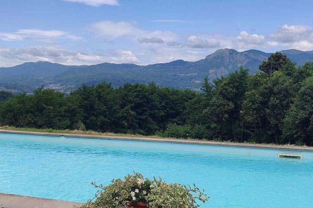 Villa Iris with private pool, 4 bedrooms, panoramic view, walk to restaurant in Castelnuovo di Garfagnana, Garfagnana
