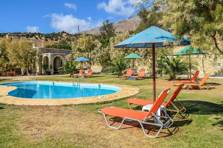 Gîte pour 5 personnes, avec vue ainsi que jardin et piscine, animaux acceptés dans Triopetra - 3
