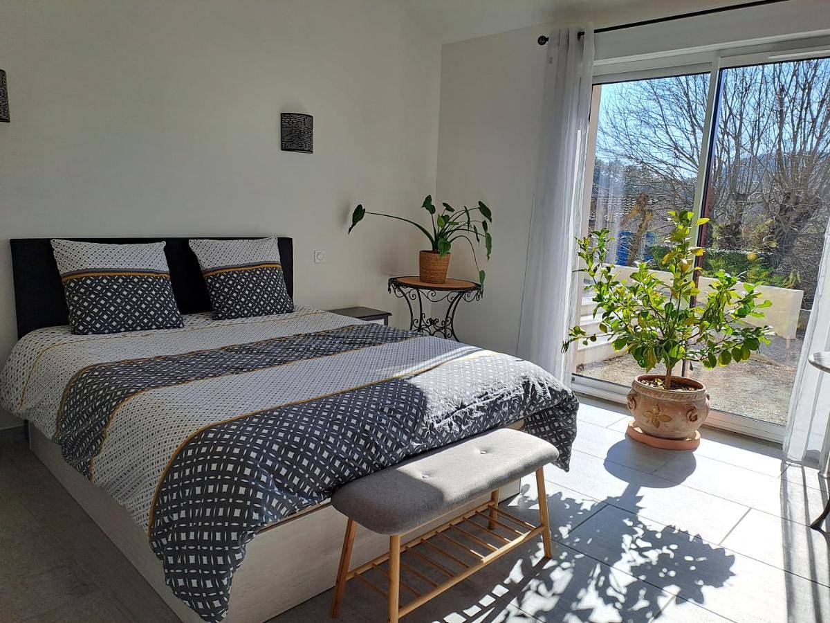Double Room with Private Bathroom in Barjols, Région de Brignoles