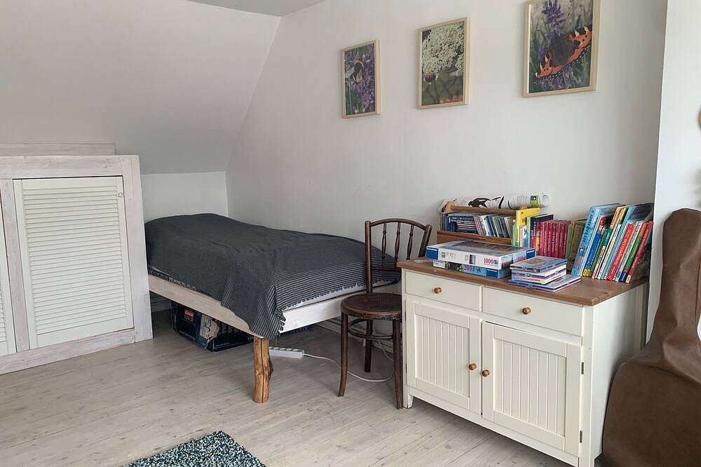 Ferienhaus mit großem Garten am Strand der Kieler Förde in Kieler Förde, Heikendorf