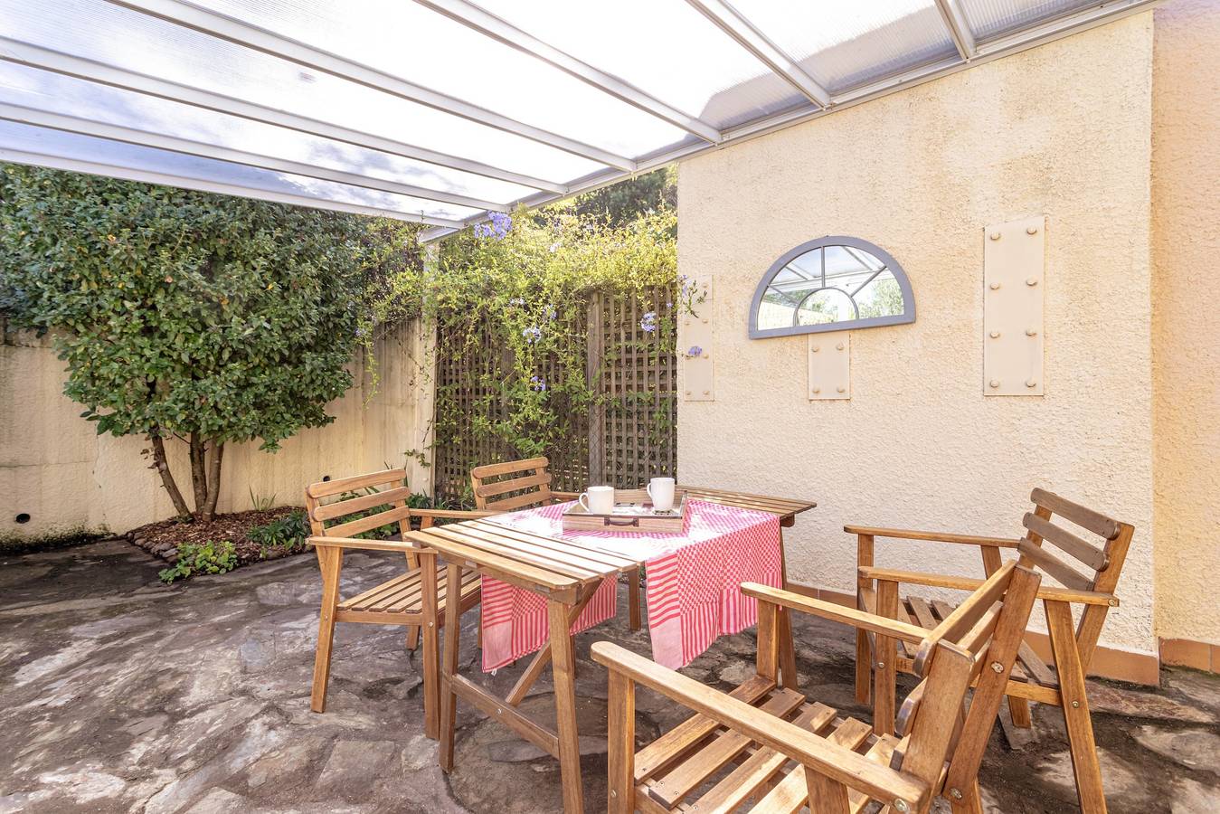 Appartement entier, Appartement 'Côté Jardin' avec vue, terrasse et jardin, à 2 minutes du centre de Céret in Céret, Côte méditerranéenne (France)