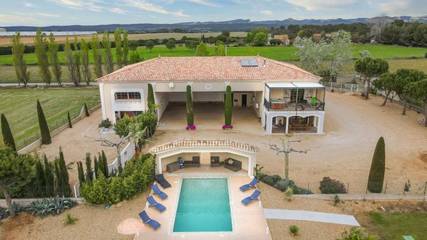 Location de vacances pour 15 personnes, avec jacuzzi et jardin, animaux acceptés à Arles