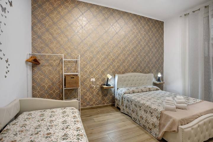 B&B Int'O'Vico – Premium Double Room 29 with Balcony, Wi-Fi & Air Conditioning in Naples, Naples Province