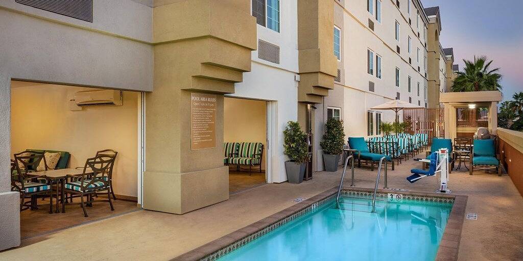 Disneyland Getaway! Pool, Onsite Parking, Pet-Friendly, Close to Disneyland! in Anaheim, Orange County