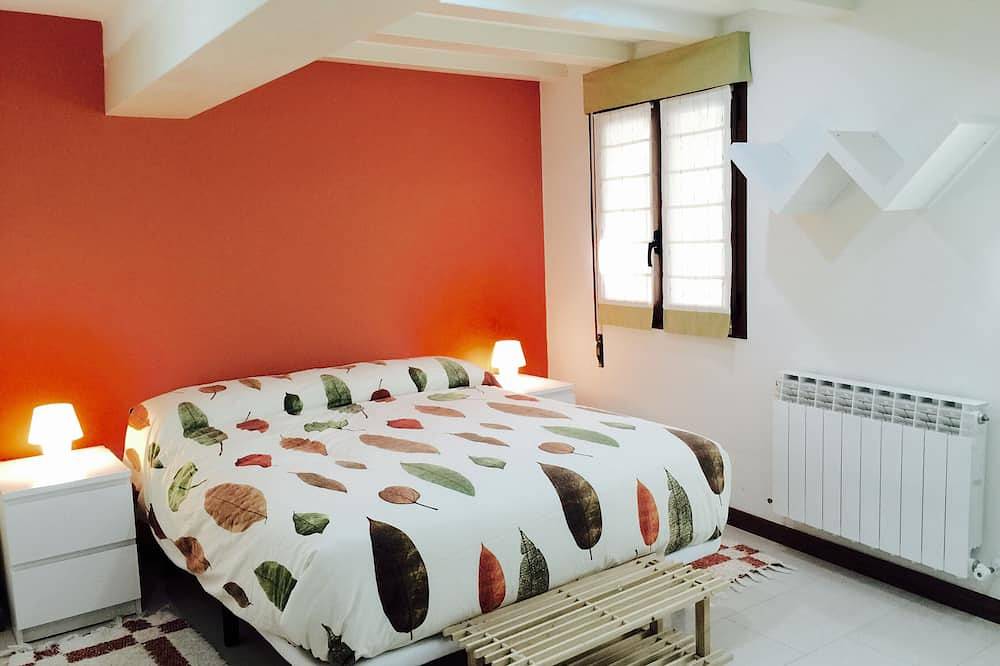 Dulantziko Arbola. An old house. A modern home in Alegría-Dulantzi, Cordillera Cantábrica