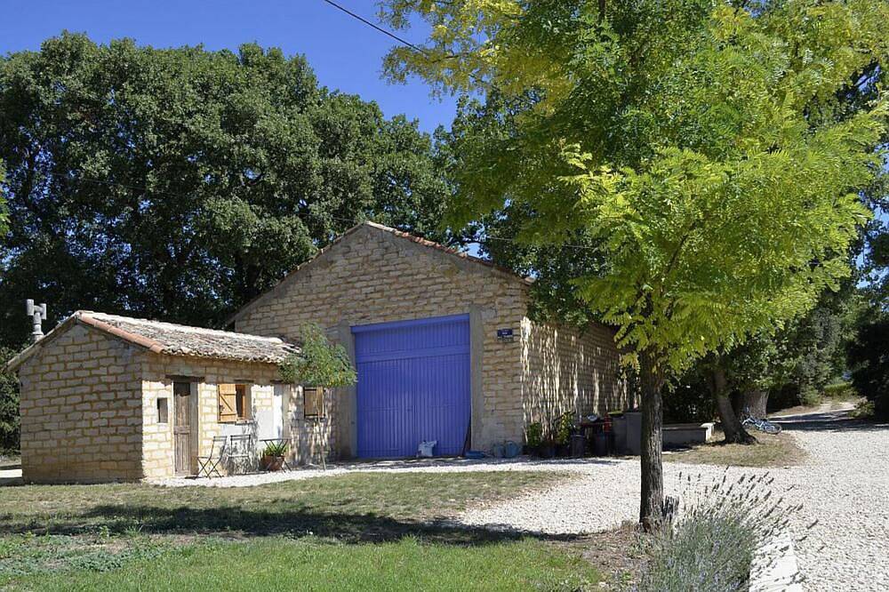 Studio Abricot est un petit studio confortable pour deux personnes. in Mazan, Parc naturel régional du Mont-Ventoux