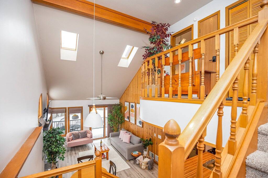 2 Bedroom Townhouse w/Soaking Tub + Rain Shower in Jo Daviess County