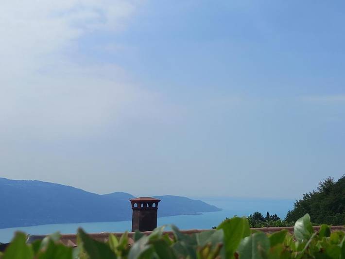 Bungalow für 4 Personen, mit Terrasse und Garten sowie Pool und Ausblick in Tignale