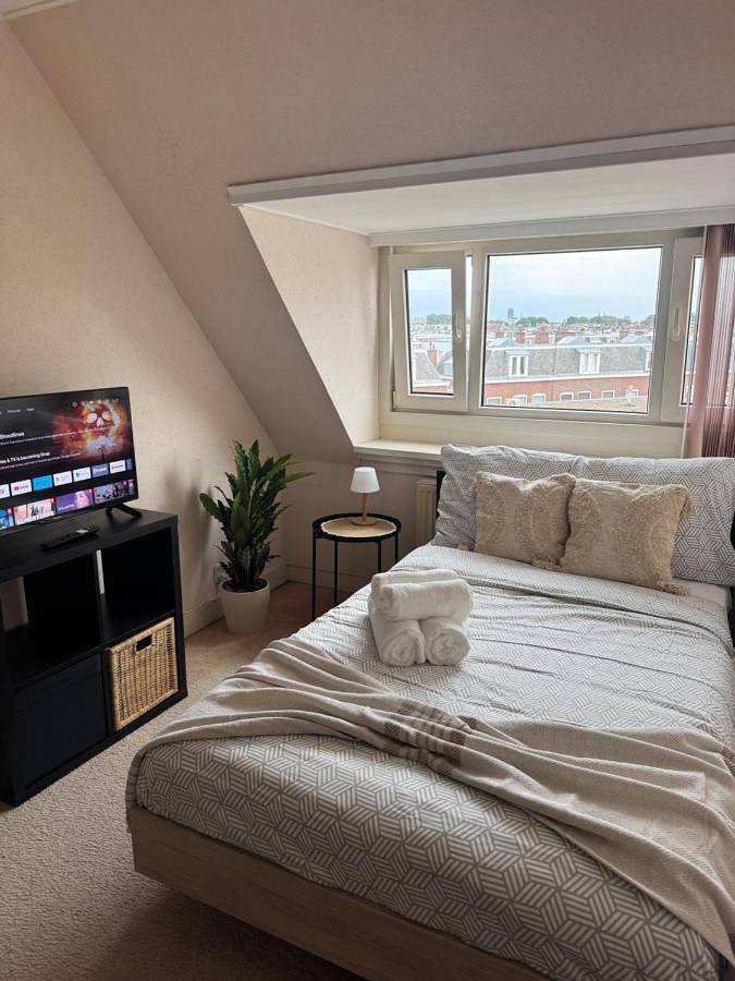 Queen Room with Shared Bathroom in Scheveningen, Den Haag
