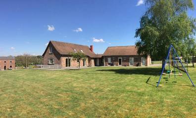 Location de vacances pour 2 personnes, avec jardin ainsi que vue et terrasse à Érezée