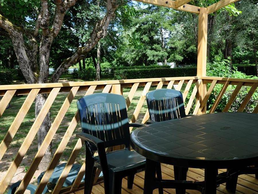 Flower Camping Les Berges de la Dordogne - Mobilheim 4 personen - Mobilheim Confort 25m² Loggia - 2 Zimmer + Überdachte Terrasse 4 Pers. in Trémolat, Périgord Pourpre