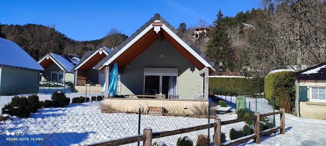 Gîte pour 4 personnes, avec vue sur le lac ainsi que vue et jardin dans Lac Chambon - 2