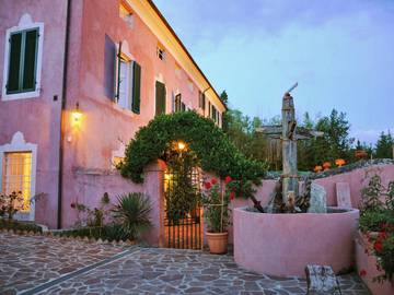 Location de vacances pour 13 personnes, avec terrasse et jardin, adapté aux familles dans Corsanico Bargecchia