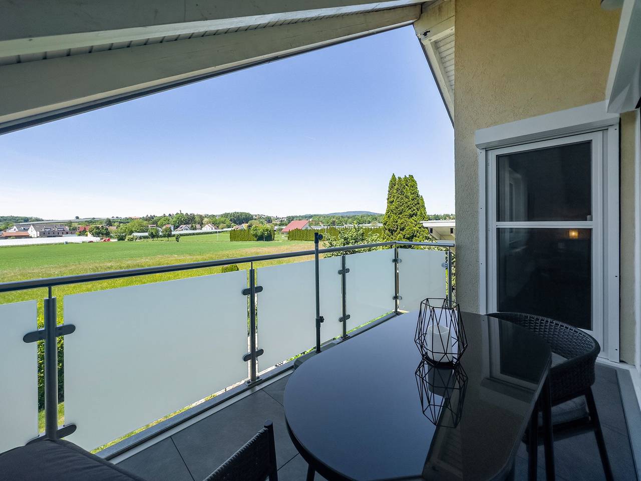 Ganze Wohnung, Moderne Ferienwohnung 2 im Haus Sohl mit Privatem Balkon & Wifi in Friedrichshafen, Region Bodensee-Oberschwaben