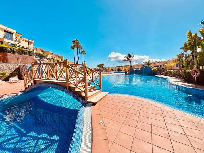 Chalet para 4 personas, con vistas y piscina además de jardín y piscina para niños en Maspalomas