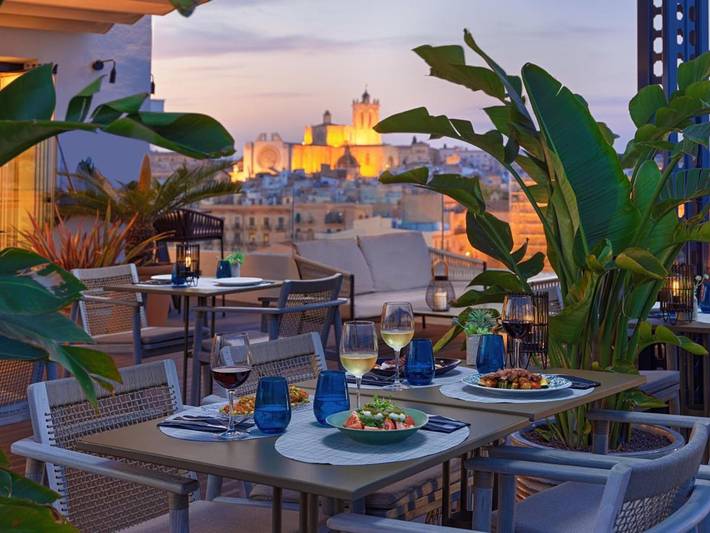 Hôtel, avec Terrasse et Jardin ainsi que Bassin pour enfant et Piscine