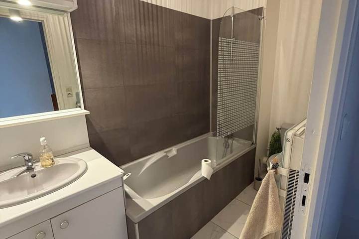 Entire apartment, Ouistreham, near the beach and downtown, a 38 m² furnished one-bedroom apartment in a quiet location—ideal for vacations. in Ouistreham, Caen region