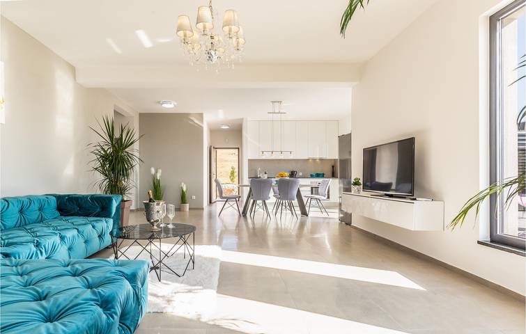 Geräumige Ferienwohnung mit Terrasse, Pool und WLAN in der Nähe von Fluss und See in Imotski, Makarska Riviera
