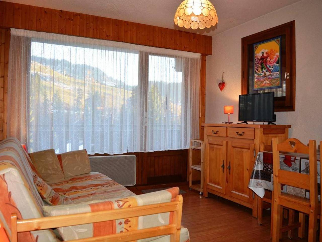 Entire studio, Sunny Ski Studio with Parking - Sleeps 4, Near Slopes & Shops in Chinaillon, Le Grand-Bornand