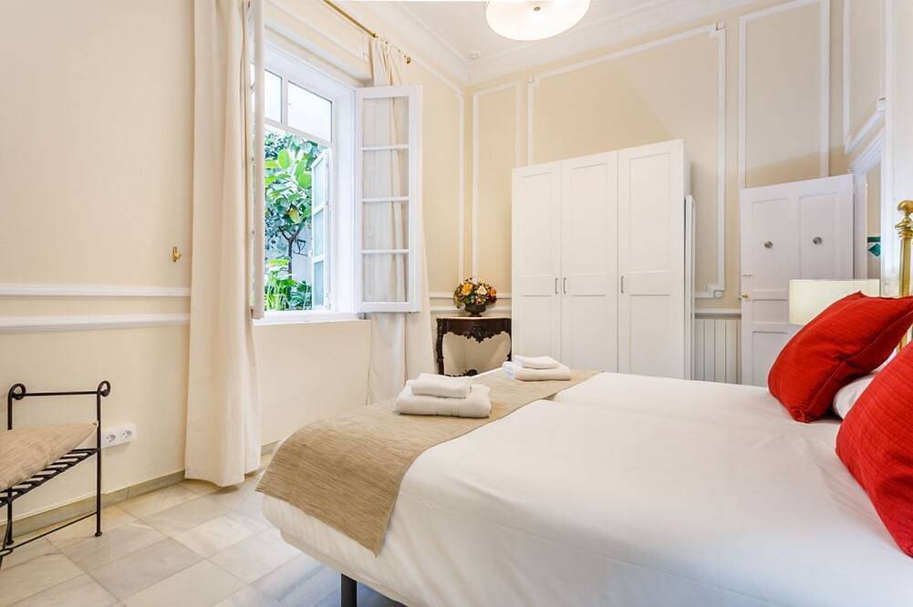 Entire apartment, Families, calm city center 3 bedrooms 5 bathrooms wifi air conditioning heating in Casco Antiguo, Sevilla