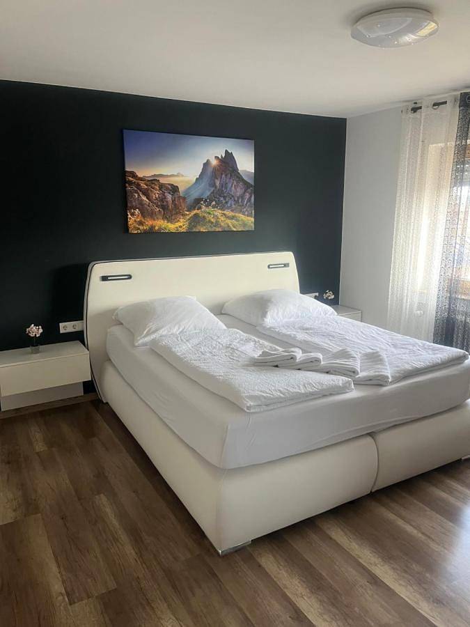 Ganze Wohnung, Monteurwohnung & Business Apartment mit Balkon & Parkplatz in Metzingen Outlet in Metzingen, Neckar-Alb