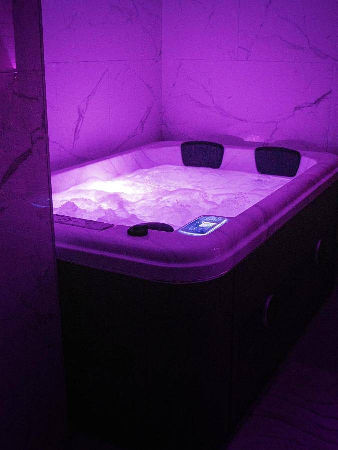 Suite King Size Sauna Jacuzzi in Lisieux, Région de Lisieux