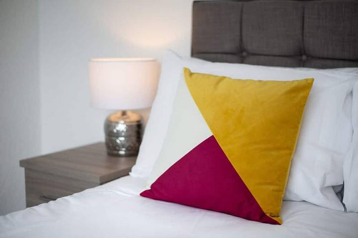 4-Bed Swansea Home with Garden | Sleeps 11 | Ideal for Groups in Swansea, Swansea und Umgebung