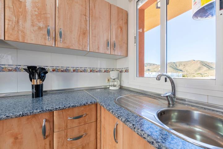 Apartamento entero, Apartamento "Las Cuatro Lunas" con vistas a la montaña, terraza y A/C; mascotas permitidas in Pozo de los Frailes, Níjar