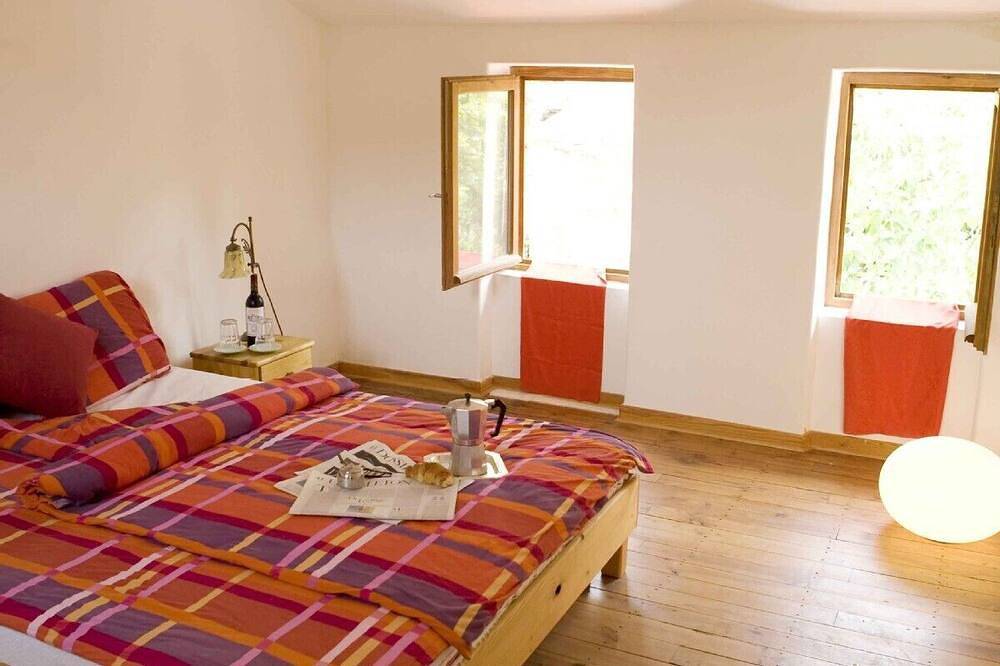 Bonita casa de vacaciones a los pies del Canigó con jardín. in Marquixanes, Región de Prades (Francia)