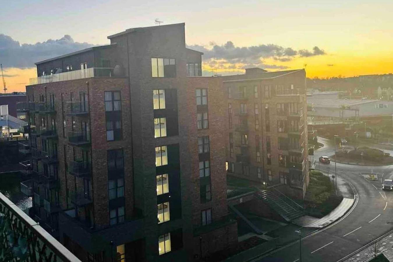 Entire holiday apartment, 1 Bed Apartment Sleeps 2 - Free Parking in Dartford, Kent