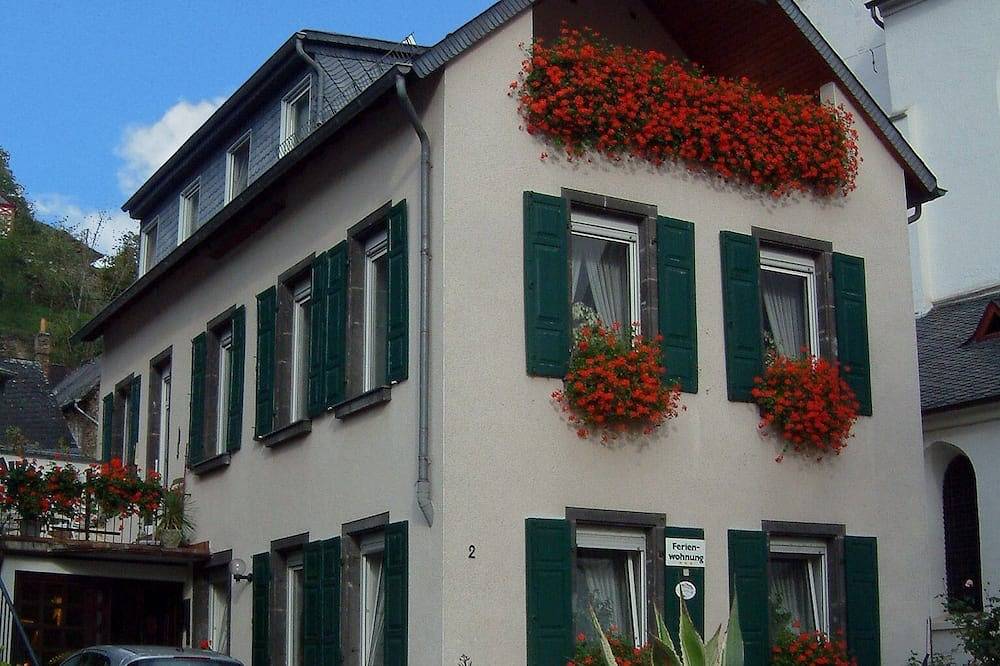 Ganze Wohnung, Ferienwohnung im historischen Stiftsherrenhaus – 52qm / 2 Personen  - Wlan in Burg Eltz, Treis-Karden