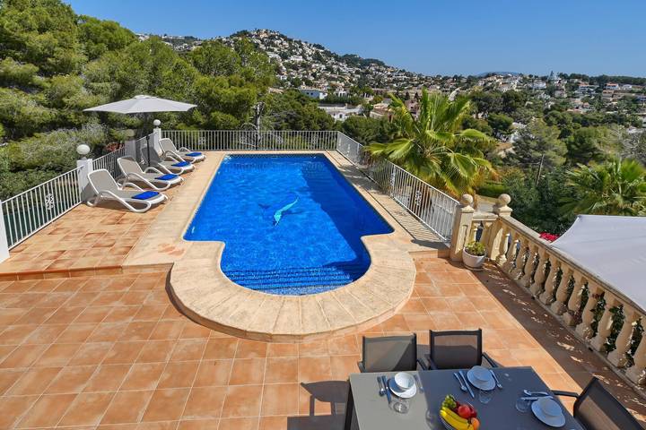 Location de vacances pour 4 personnes, avec Terrasse et Jardin ainsi que Piscine et Vue dans Fanadix