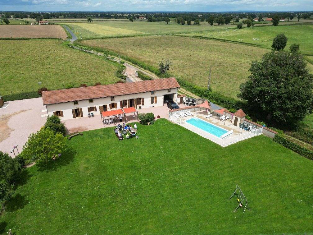 Grand gîte sans voisinage, avec piscine, pour votre tribu in Céron, Région de Charolles