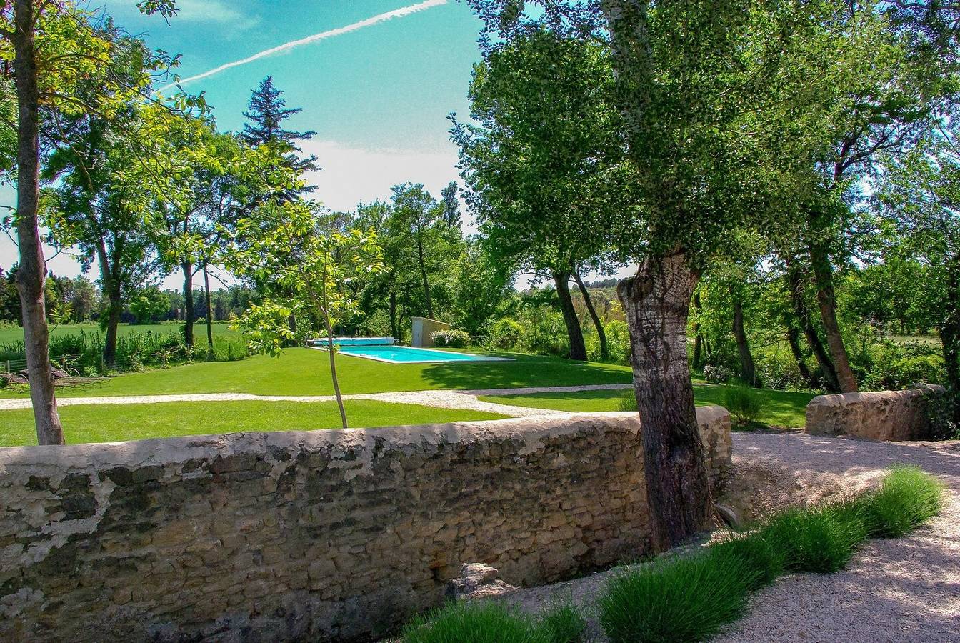 Holiday Home 'Atelier' with Shared Pool, Private Garden and Wi-Fi in Colonzelle, Nyons region