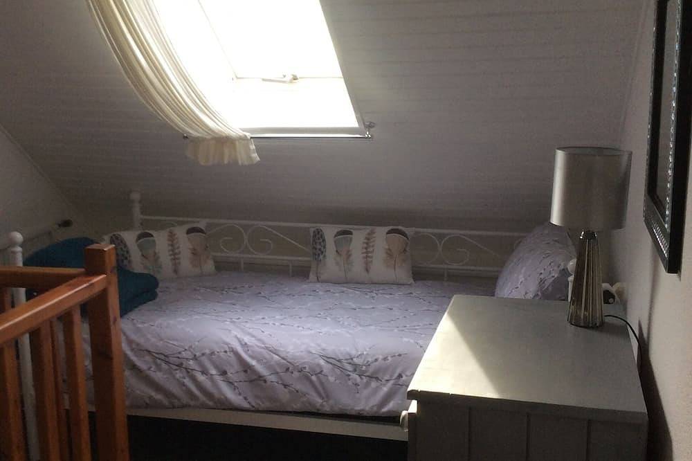 Traditional Farmhouse Gite at the heart of Brittany (Sleeps 6 in 3 Bedrooms) in Saint-Mayeux, Cotes-d'Armor