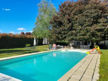 Cottage pour 3 personnes, avec jardin ainsi que piscine et vue, adapté aux familles à Paulmy