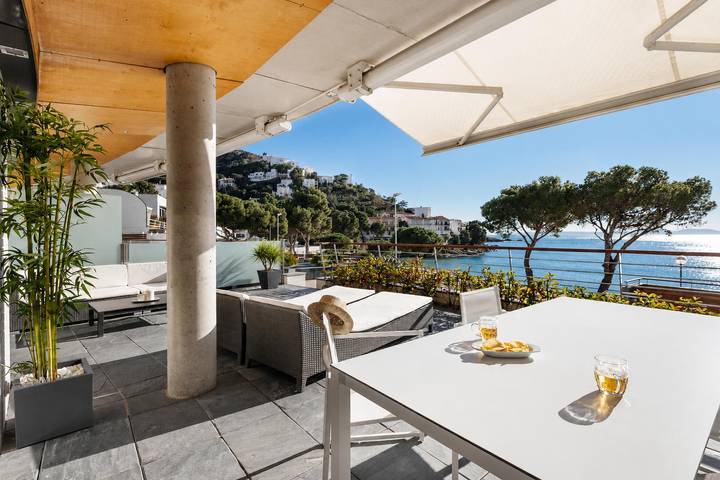 Ferienwohnung für 4 Personen, mit Meerblick und Pool sowie Terrasse