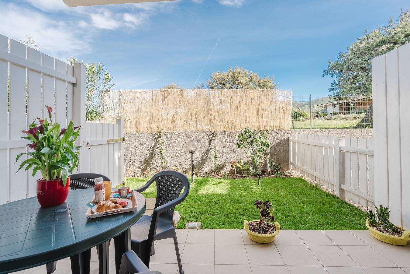 Ganze Wohnung, Casa Lidia mit Gemeinschaftspool, privatem Parkplatz und Garten; Residence Bouganville in Viddalba in Viddalba, Sassari Provinz